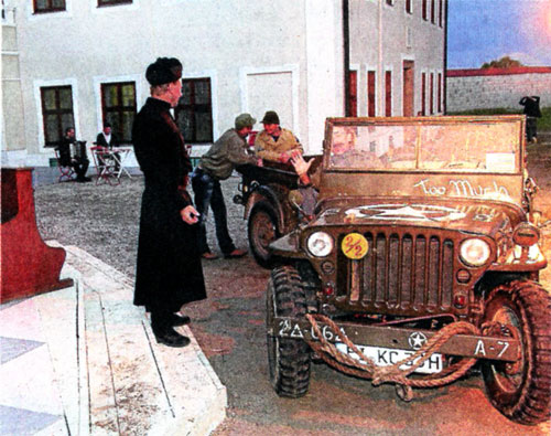 Stilecht im original amerikanischen Militär-Jeep kommen Care-Pakete zu Don Camillo